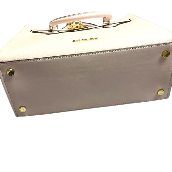 NWT Michael Kors Hampton bag. Perfect spring bag. Blush pink in color. - Picture 3 of 10